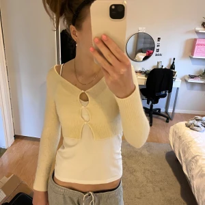 Ljusbeige croppad kofta - Säljer min supersöta ljusbegiea croppade kofta som är sparsamt använd❤️