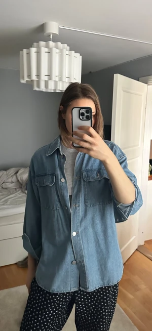 Oversized jeansskjorta från H&M XS/S - Snygg oversized jeansskjorta från H&M i ljusblå denim. Storlek XS/S men skulle säga att den passar en M. Mycket fint skick, inga defekter. 