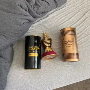 Två parfymer 100ml - Fick två parfymer av brorsan i student present i fjol och är inte speciellt intresserad av parfymer så tänker sälja dom. Brorsan sa dom är värda typ 1000kr styck men säljer dom för drygt 600kr. Dom båda är minimalt använda. Jag har väll testat dom nån gång men annars så är dom nästan fulla.