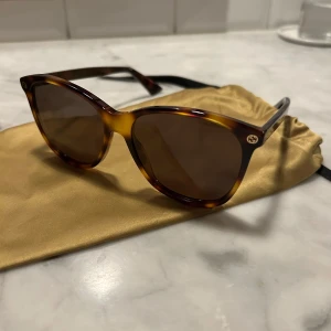Gucci solglasögon  - Säljer mina superfina solglasögon från gucci! Säljer pga jag precis beställt exakt likadana fast med slipat glas🤓. De har inga defekter och är i en ”cat-eye” modell, väldigt stilrena. Pris kan såklart diskuteras och skriv om du har frågor!!💕💘