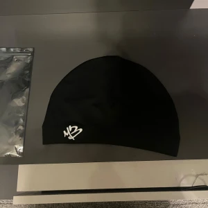 Marlon m3 skullcap - Marlons m3 skullcap som är slutsold, väldigt fin och öppnad bara för bilden skickar samma dag!.