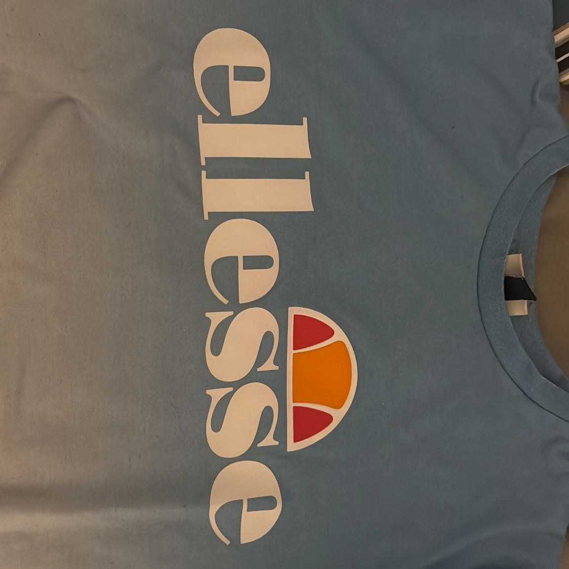 Blåvit t-shirt från Ellesse - 2
