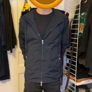 Mörkblå vindjacka från Moncler - Äkta Moncler jacka köpt från NK har tyvärr tappat bort kvittot men allt e bra me den inga skador. Kommer även tvätta den innan jag fraktar den. Kom gärna med prisförslag.😄