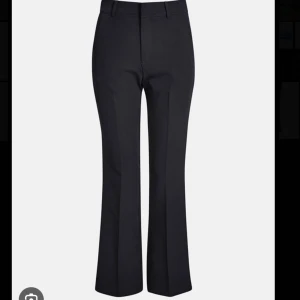 Bikbok kostymbyxor - Fint skick förutom att knappen på insidan sitter lite löst, kan sy till den innan leverans. Midwaist och utsvänga