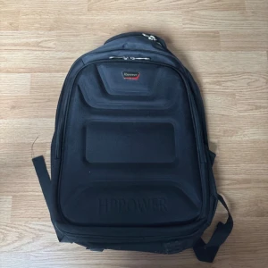 Svart Ryggsäck - Säljer denna då den inte längre används.  Mått på sista bilden.  Pris går att diskuteras.