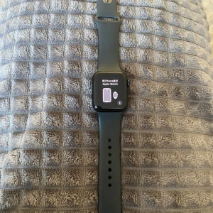 Svart Apple Watch SE med silikonarmband - Säljer en stilren Apple Watch SE med svart silikonarmband och fyrkantig touchskärm. Klockan har digital krona på sidan och är perfekt för dig som vill ha koll på notiser, träning och hälsa direkt på handleden. Enkel att koppla till din iPhone.Aldrig använt eftersom vi har två hemma och den är helt ny utan märken eller skada och man får med laddare om man köper och jag köpte för 4500