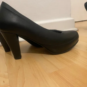 Svarta klackar  - St 36 använda få gånger 