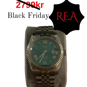 Seiko Mod Black Friday Rea - Helt Ny🙌‼️Säljer en stilren Seiko Mod automatisk klocka med blå urtavla och datumvisning med ett NH34 movement🙌‼️Klockan har ett klassiskt silverfärgat armband i metall och boett med räfflad kant. Passar till alla outfits och grishstilen🦞💸🍾Baksidan har ett transparent glas som visar urverket. Perfekt för dig som gillar snygga detaljer. Alla länkar och box till kommer vid köp🙌‼️💸 Ställ gärna frågor💭