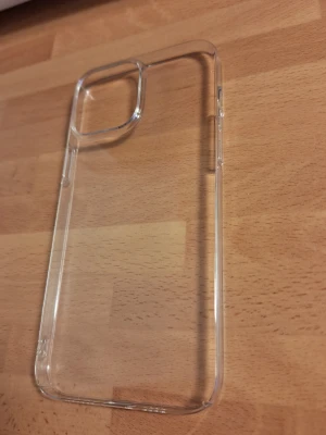 Transparent skal till iPhone 13 pro max - Snyggt och tunt transparent skal som passar iPhone-modeller med stor kameramodul. Skalet är i mycket bra skick utan repor eller slitage, perfekt för att skydda din mobil samtidigt som designen syns. Passar utmärkt för dig som vill ha ett diskret och effektivt skydd.
