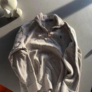 Polo Ralph Lauren tröja - Säljer nu denna riktigt snygga polo Ralph Lauren tröjan i riktigt bra skick, tröjan är storlek L och det är bara att höra av dig vid minsta fråga eller fundering