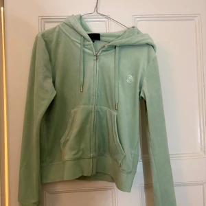 Mintgröna mjukisbyxor med fickor - Snygga mintgröna mjukisbyxor med bred resår i midjan och dragsko. Byxorna har två stora fickor framtill och en liten broderad logga på ena fickan. Mjukt och skönt material som känns lyxigt mot huden.