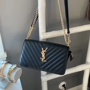 Svart quiltad YSL axelväska i skinn - Köpt i Spanien för 400kr, nyskick 