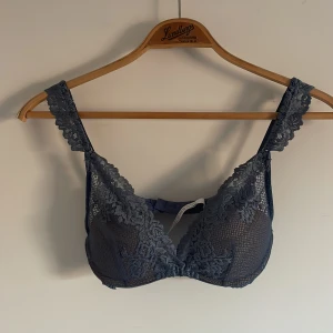 Mörkblå spets bh från intimissimi - Säljer en mörkblå spets balconette bh med push up från intimissimi. Prislappen sitter inte kvar på bh:n men den är aldrig använd då jag fick den i fel storlek och inte kunde lämna tillbaka den till eftersom jag inte hade möjligh att ta mig till en intimissimi butik. Den är alltså i nyskick och har absolut inga tecken på användning.