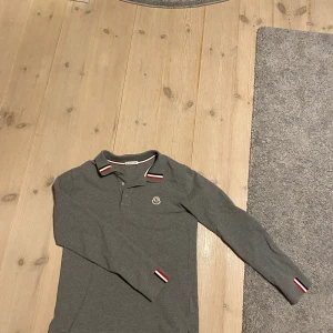Moncler långärmad piké  - Säljer nu denna riktigt snygga Moncler piken! Den är inte använd alls mycket så den är i riktigt bra skick. Bara att skriva vid frågor! 