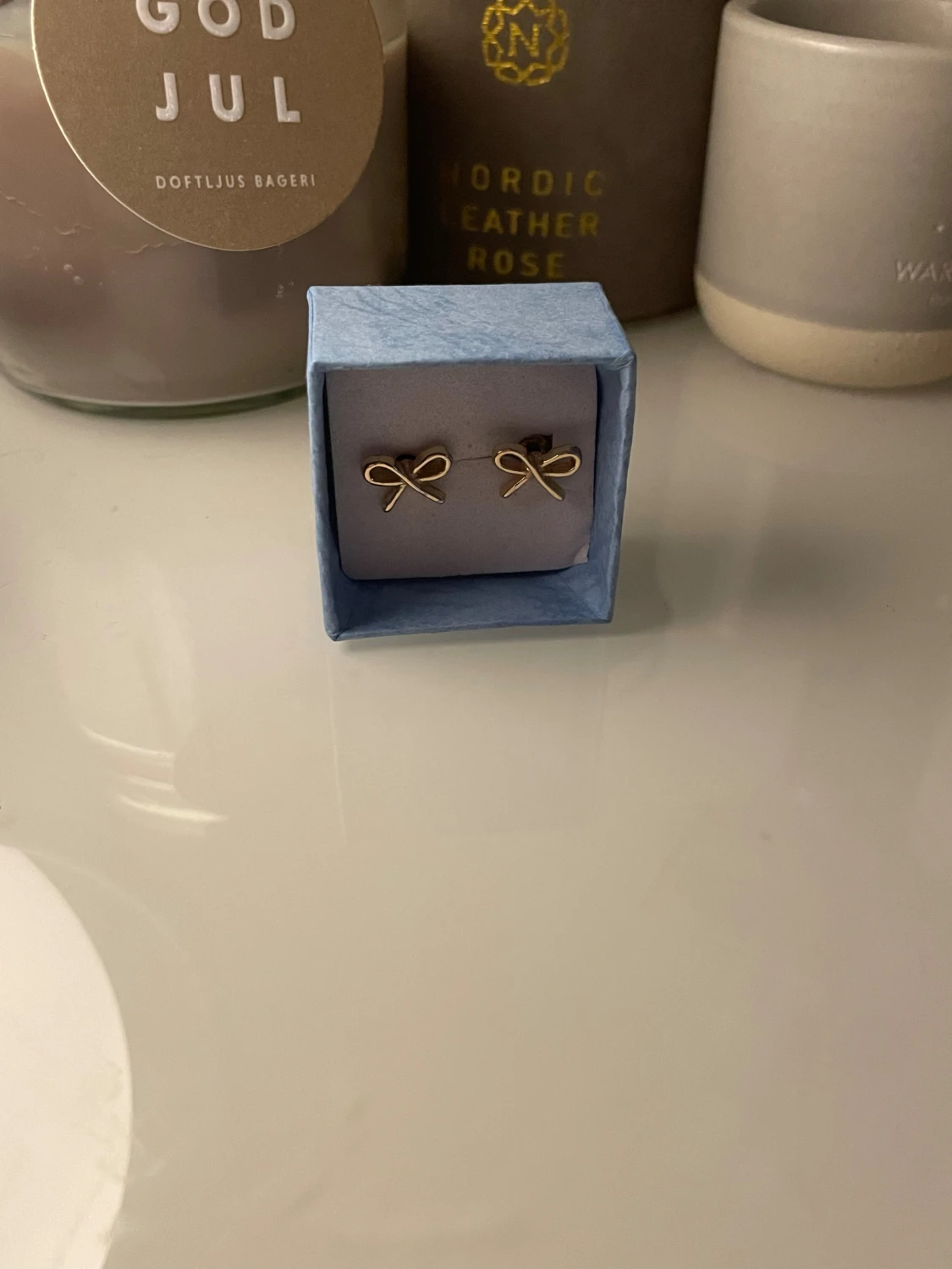 Guldiga örhängen med rosettform