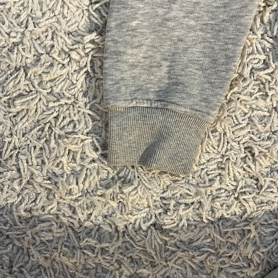 Grå hoodie från Gant med dragkedja - 3