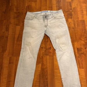 Ljusgrå jeans från Jacob Cohen, strl 34 - Snygga ljusgrå jeans från Jacob Cohen i modell Nick. 