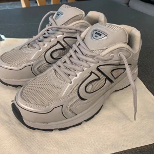 Doir  - Hej, säljer ett par riktigt feta skor, perfekt för alla årstider. !Priset kan diskuteras!  Skriv privat för mer info och bilder.