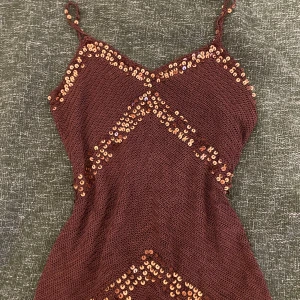 Brun paljettopp - Snygg brun stickad topp med smala axelband och glittriga paljetter. Säljer då den inte används. Storlek S / M