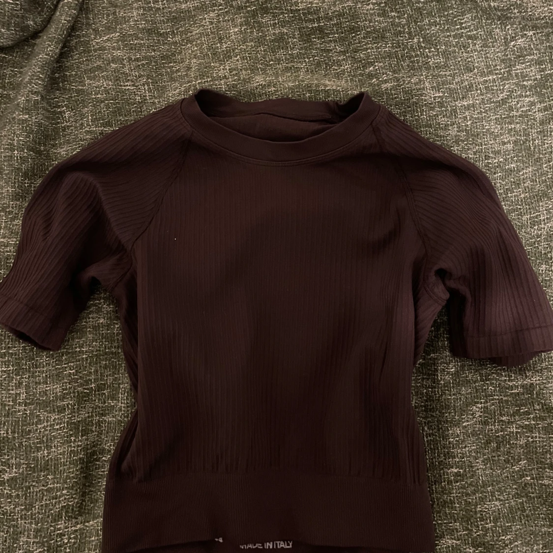 Mörkbrun ribbad träningstopp