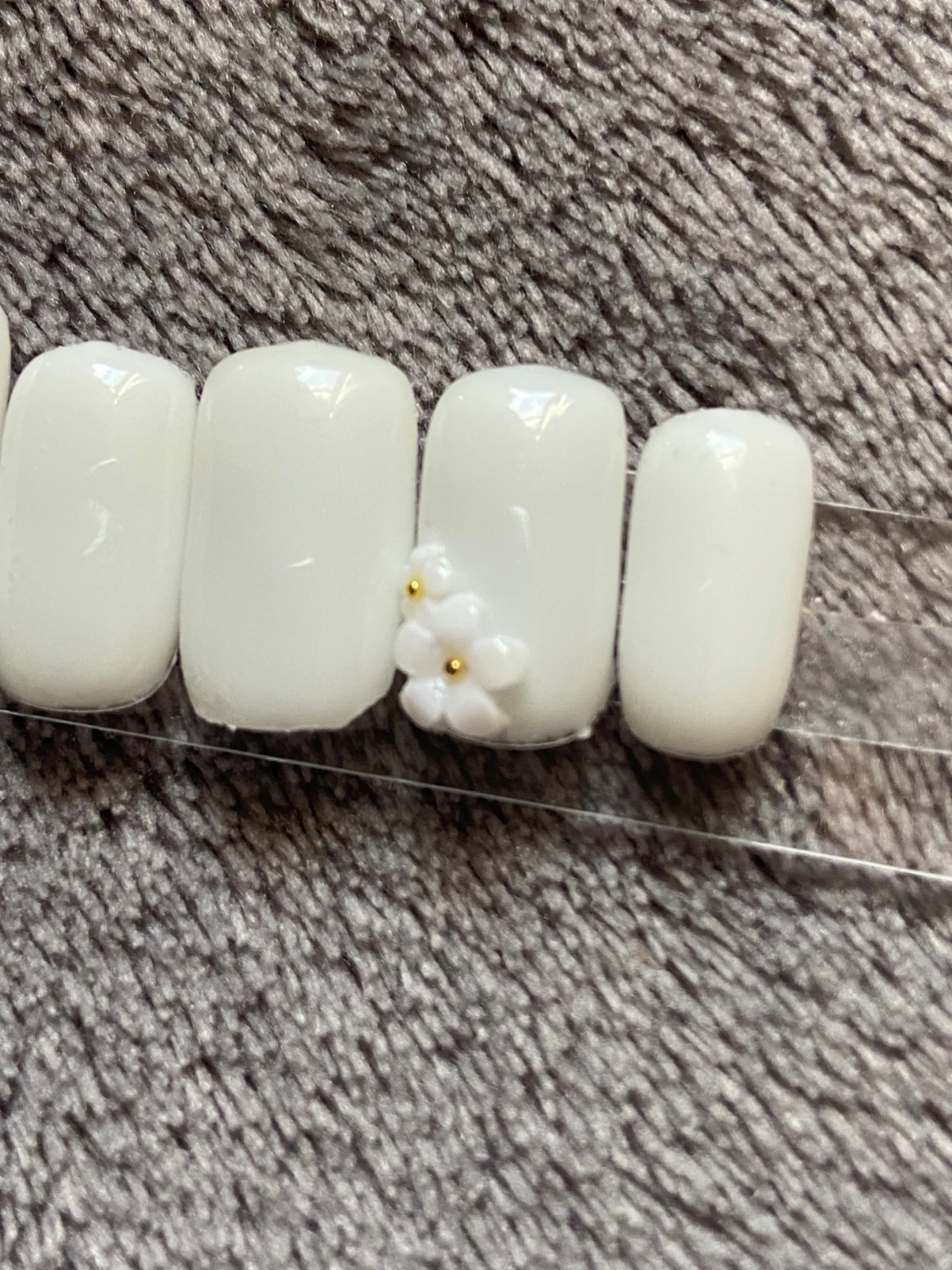 Vita lösnaglar med 3D-blommor - 1