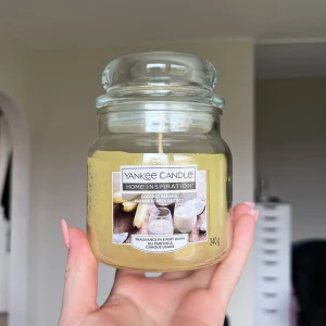 Yankee Candle - Coconut Banana - Stor doftljus på 340g från Yankee Candle, doft Coconut Banana. Glasburken och veken är i mycket gott skick, ljuset är oanvänt. Ger en tropisk och fräsch doft. Perfekt för att skapa en mysig atmosfär hemma. Köper du innan kl 16:00 kan jag skicka samma dag! 