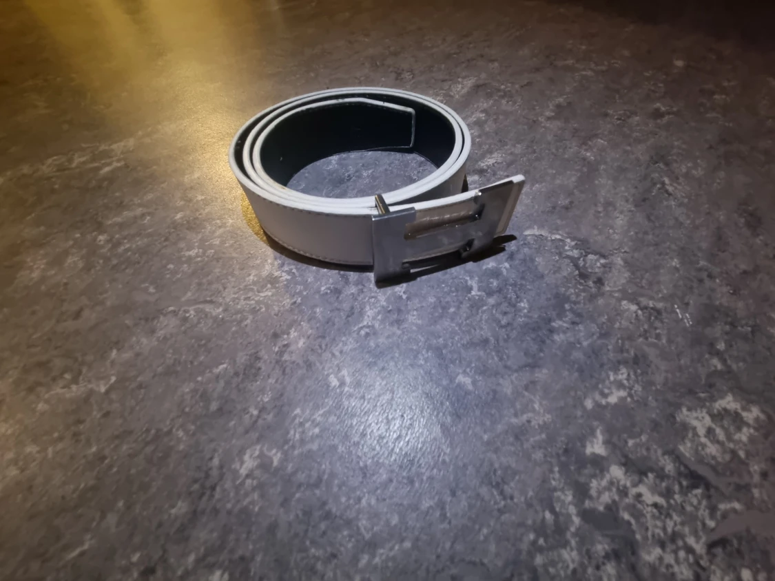 Svart skärp med silvrigt H-spänne - 5