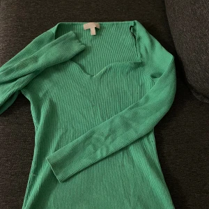 Grön ribbad långärmad hm tröja  - Fin hm stickad tröja använd några gånger bara. Passar s-m 