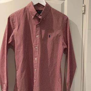Rutig röd skjorta från Ralph Lauren - Snygg röd och vit rutig skjorta från Ralph Lauren i slim fit. Pris kan diskuteras 