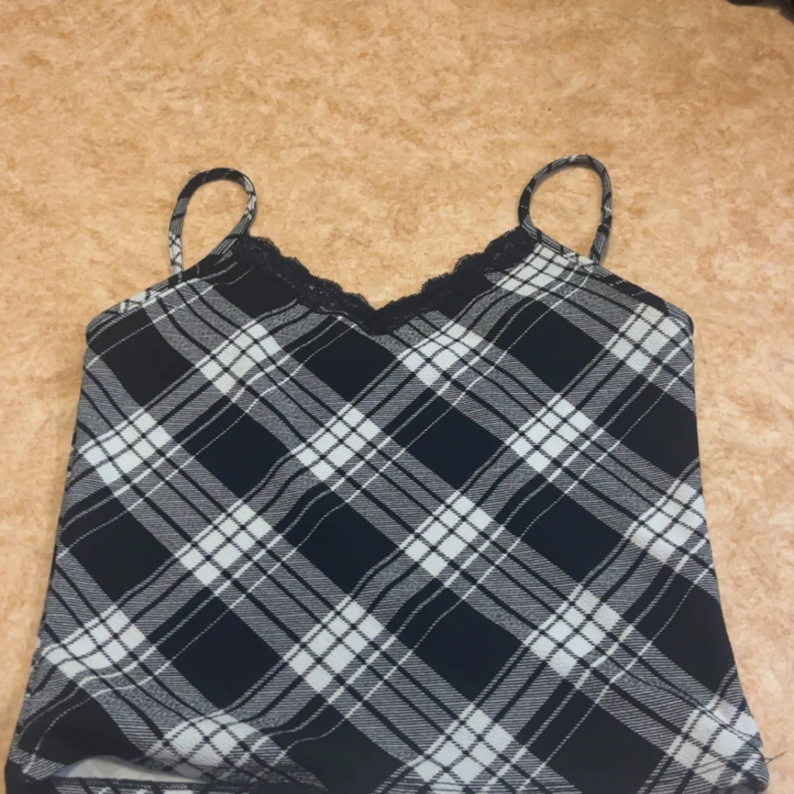 Svart och vit rutig linnetopp med spets