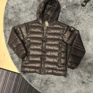 Svart stone Island jacka - Helt ny, väldigt snygg, varm och skön för vintern. Priset går att diskutera.                  1:1kopia