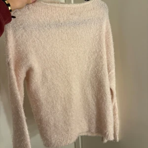 Rosa fluffig tröja - En rosa tröja som är väldigt fluffig och mysig, vet inte vart den är ifrån då etiketten ramlat av. Mer rosa än vad som syns på bilden då de e dåligt ljus.💕