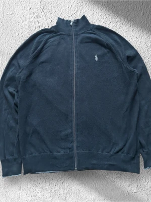 Svart Ralph Lauren Zip Tröja - Klassisk Ralph Lauren full zip tröja i svart färg. Tröjan är i mycket bra skick. Sparsamt använd :-)  Storlek: M Skick: Mycket bra skick!  Färg: Svart Märke: Ralph Lauren Modell: tröja med dragkedja   Hör gärna av dig vid frågor så svarar jag så fort jag kan! 😁