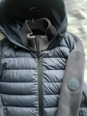 Woolrich cardigan - Cardigan från woolrich! Storlek S men passar mer som xs. Skriv vid frågor