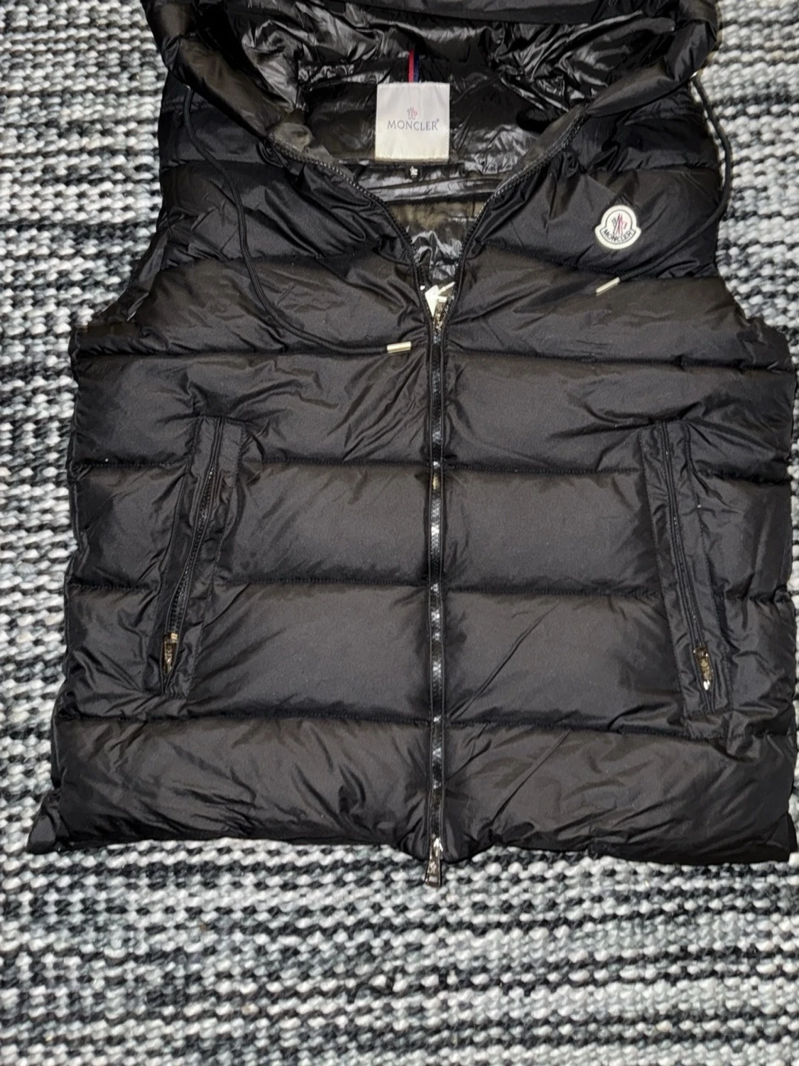 Svart dunväst från Moncler med huva - 2