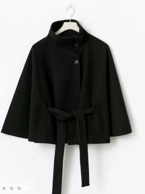 Svart kappa med bälte och knappar - Jättesnygg poncho kappa från gina i storlek xs - s som endast är använd en gång! Säljer pga att jag har fått en likadan❤️Nypris 500