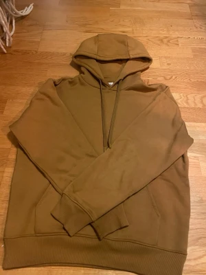 I princip oanvänd Zara hoodie  - I princip oanvända Zara hoodie. Skönt material och bra i storleken. Skön huva till och hoodien är i storlek S.