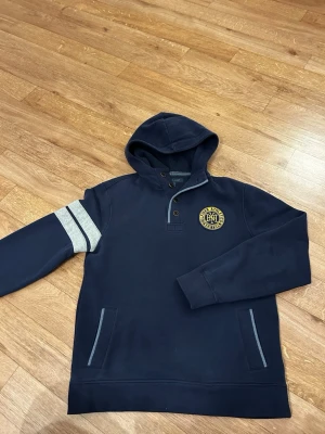 Tommy hillfiger hoodie vintage - Riktigt schysst vintage Tommy hillfiger hoodie med riktigt fin design. Hoodien speglar många berättelser och letar fortfarande efter sin rättmätiga ägare.