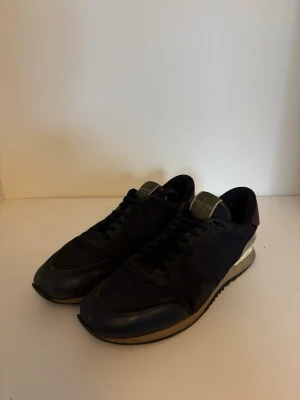 Valentino Rockrunners - Säljer svarta Valentino Rockrunners. Använda men väldigt bra skick. Riktigt bra för vintern eftersom de är varma och har bra sula. Om det finns frågor är det bara att skriva!