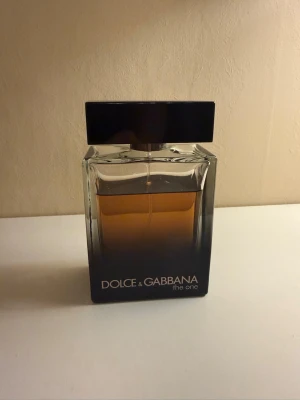 Dolce & Gabbana The One EDP 100ml - Stilren parfym från Dolce & Gabbana, The One Eau de Parfum Pour Homme. Flaskan innehåller 100 ml och är tillverkad i Italien. Perfekt för dig som vill ha en klassisk och modern touch. Runt 80% kvar av flaskan