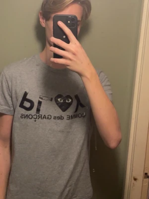 Grå Comme des Garçons t-shirt - Fet t shirt i bra skick! 