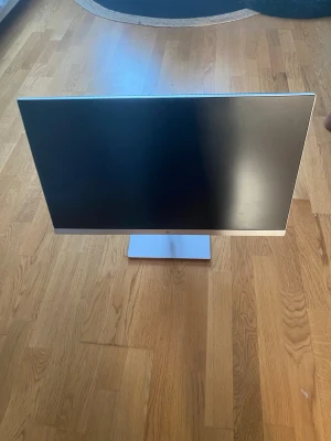 HP EliteDisplay Monitor 27 tum  - Stilren HP EliteDisplay datorskärm med tunn ram och stabil metallfot. Skärmen är i mycket gott skick utan synliga repor eller skador. Perfekt för både arbete och underhållning. Modern design och justerbart!