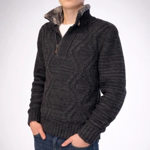 Stickad cardigan  - Säljer en riktigt snygg stickad cardigan med päls || Skick 8,5/10, alltså inga defekter || Modellen på bilden är 183cm lång || Står L men sitter som M || Hör av er vid frågor!