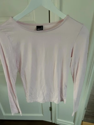 Ljusrosa långärmad topp Gina Tricot - Säljer en ljusrosa långärmad topp från Gina Tricot i storlek XS. Lite nopprig vid armhålan men inget som syns tydligt 