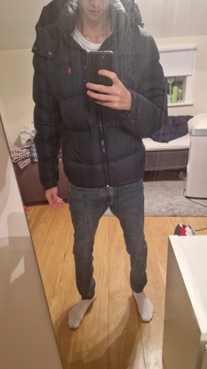 Polo Ralph Lauren jacka från collection gorham.  - Säljer en marinblå pufferjacka från Polo Ralph Lauren. Använd en vinter och i perfekt skick. Fråga gärna för fler bilder. Kvitto finns från Zalando