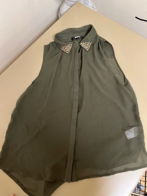 Transparent blus stl S - Aldrig använd, dock tvättad en gång 