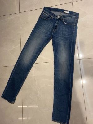 Tiger of sweden jeans  - Säljer ett par klassiska blå tiger of sweden jeans med slim fit. Jeansen har knapp och dragkedja fram samt snygg bleach på låren. Perfekta för dig som gillar en modern och stilren look.