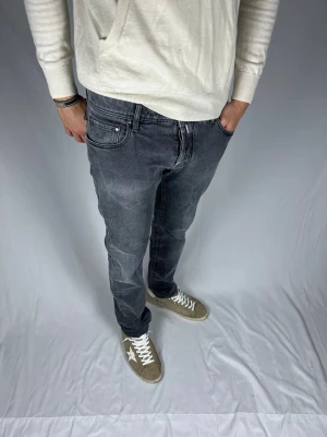 Jacob Cohën 622.C - Size: W32 Skick: 9/10, väldigt bra utan märkbara defekter. Retail pris: 4500 SEK. Modellen är 185cm och väger 78kg. Mått: 43x103cm (Ytterben + midja) Hör av dig vid frågor eller funderingar!