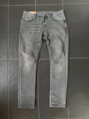 Dondup jeans  - Säljer nu mina sjukt snygga dondup jeans, nice grå färg! Storlek 34! Finns många bilder med dem på så bara att skriva om det önskas! Modell michy- ungefär som George, slim fit!