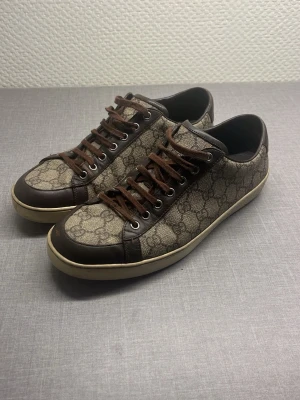 Skor - Passar 41-42 pris kan diskuteras.